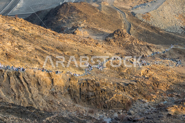 توافد الزوار من جميع أنحاء العالم لزيارة غار ثور، إطلالة متميزة على جبل النور في مكة المكرمة، التكوينات والتشكيلات الصخرية، القمم والمرتفعات الجبلية، معالم دينية مشهورة في المملكة العربية السعودية، أماكن إسلامية مقدسة