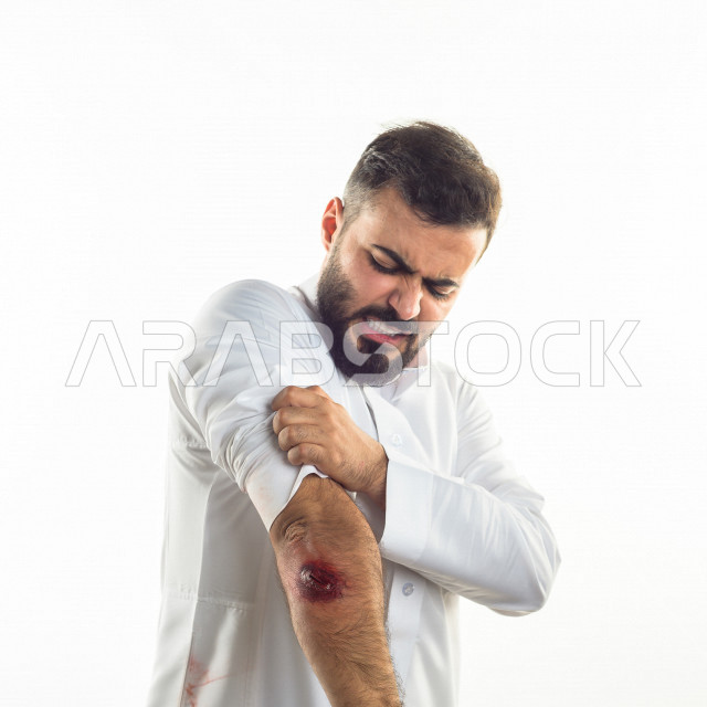  بورتريه لرجل سعودي خليجي مصاب بعدة مشاكل في منطقة الوجه، التعرض للحروق ،  حب شباب منتشرة على البشرة ، ايماءات و تعبيرات وجه و يدين تدل على الآلم و الحزن ، مشاكل صحية و اصابات جسدية ، خلفية بيضاء