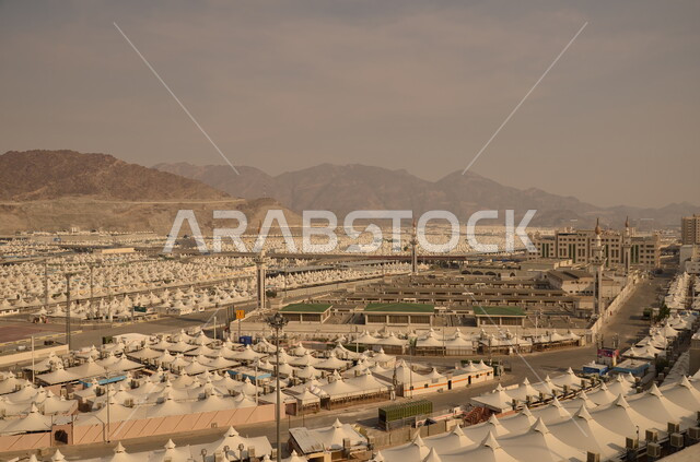 مبيت الحجاج في مخيمات منى في مكة المكرمة، أداء مناسك الحج، معالم و أماكن اسلامية دينية مقدسة في المملكة العربية السعودية, العبادة والتقرب إلى الله تعالى, الجبال والمرتفعات في منطقة عرفات