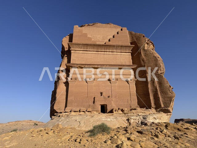 مدفن حيان بن كوزا ,التكوينات الصخرية في المناطق الصحراوية، أماكن طبيعية تاريخية ,المعالم الأثرية القديمة في المملكة العربية السعودية، جذب واستقطاب السائحين من شتى انحاء العالم ,قصر الفريد في مدائن صالح في محافظة العلا