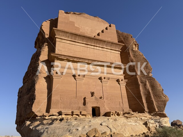 المعالم الأثرية القديمة في المملكة العربية السعودية، جذب واستقطاب السائحين من شتى انحاء العالم ,صوة مقربة لقصر الفريد في مدائن صالح في محافظة العلا، التكوينات الصخرية في المناطق الصحراوية، مدفن حيان بن كوزا, أماكن طبيعية تاريخية