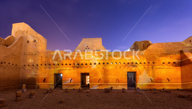 المباني الاثرية المضاءة ليلا، أسوار الدرعية القديمة في مدينة الرياض في المملكة العربية السعودية، حي الطريف التاريخي، مركز ثقافي سياحي، القرى التراثية الحجرية، الفن الهندسي المعماري من الطوب الطيني