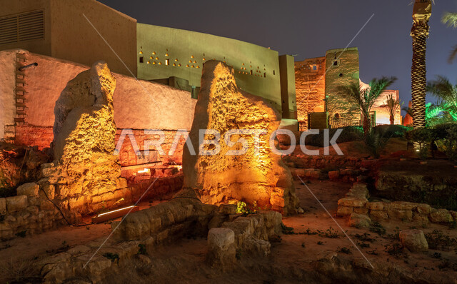 أسوار الدرعية القديمة في مدينة الرياض في المملكة العربية السعودية، حي الطريف التاريخي، مركز ثقافي سياحي، القرى التراثية الحجرية، المباني الاثرية المضاءة ليلا، الفن الهندسي المعماري من الطوب الطيني