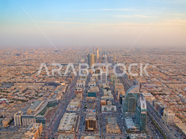 الفن الهندسي المعماري على الطراز الحديث للأبراج وناطحات السحاب، صورة جوية لمدينة الرياض في المملكة العربية السعودية، النمو والتقدم العمراني، حركة مرور السيارات في الشوارع والطرقات