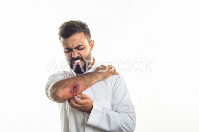  بورتريه لرجل سعودي خليجي مصاب بعدة مشاكل في منطقة الوجه، التعرض للحروق ،  حب شباب منتشرة على البشرة ، ايماءات و تعبيرات وجه و يدين تدل على الآلم و الحزن ، مشاكل صحية و اصابات جسدية ، خلفية بيضاء