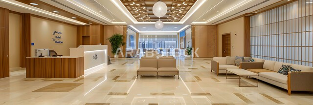 صورة بانورامية لعيادة سعودية مجهزة بديكورات حديثة، التقنيات الطبية المتطورة, قسم الاستقبال والاستعلامات في أحد المراكز الطبيه, تصميم داخلي فاخر للعيادات في المملكة, أثاث راقي بالألوان الدافئة