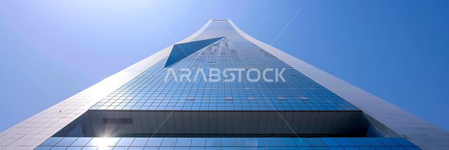 التقدم و النمو العمراني, صورة بانورامية مقربة من الاسفل لبرج حديث في مدينة الرياض ,المنشآت التجارية الفاخرة في وقت النهار, الفن الهندسي المعماري على الطراز الحديث للأبراج وناطحات السحاب في المملكة العربية السعودية