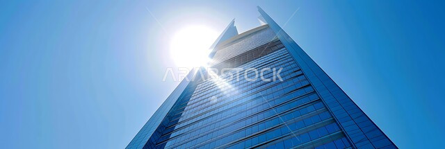 صورة بانورامية مقربة من الاسفل لبرج حديث في مدينة الرياض ,المنشآت التجارية الفاخرة في وقت النهار, النمو و التقدم العمراني, الفن الهندسي المعماري على الطراز الحديث للأبراج وناطحات السحاب في المملكة العربية السعودية