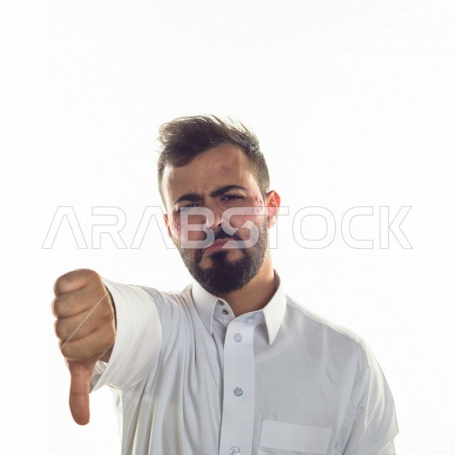 بورتريه لرجل سعودي خليجي مصاب بعدة مشاكل في منطقة الوجه، التعرض للحروق ،  بثور وجه منتشرة على البشرة ، ايماءات و تعبيرات وجه و يدين تدل على الآلم و الحزن ، مشاكل صحية و اصابات جسدية ، خلفية بيضاء