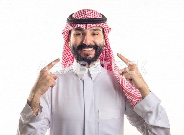 بورتريه لرجل سعودي خليجي سعيد ، ابتسامة هوليود ،استخدام قشور فينير من الخزف للأسنان ، أسنان جميلة ذات بياض ناصع  ، تعابير وجه و يدين مختلفة ، خلفية بيضاء