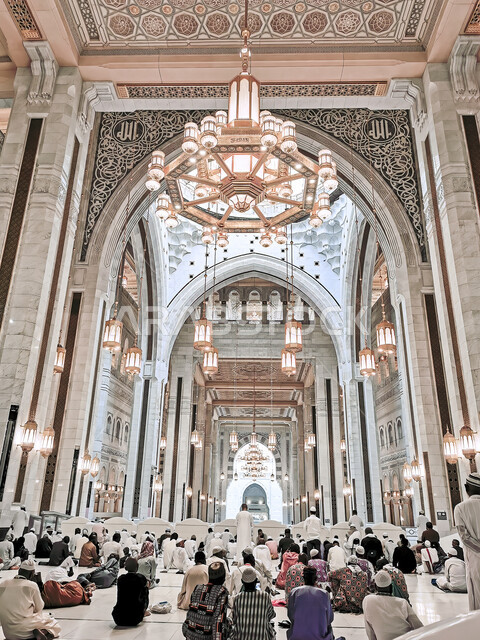 الثريات المتميزة في توسعة الملك عبدالله للحرم المكي الشريف، الزخارف الجبسيه الاسلاميه الفاخره على الأسقف، مجموعة من المسلمين يجلسون داخل المسجد الحرام في مكة المكرمة في المملكة العربية السعودية، معالم واماكن دينيه مقدسة, مفهوم العبادة و التقرب الى الله تعالى