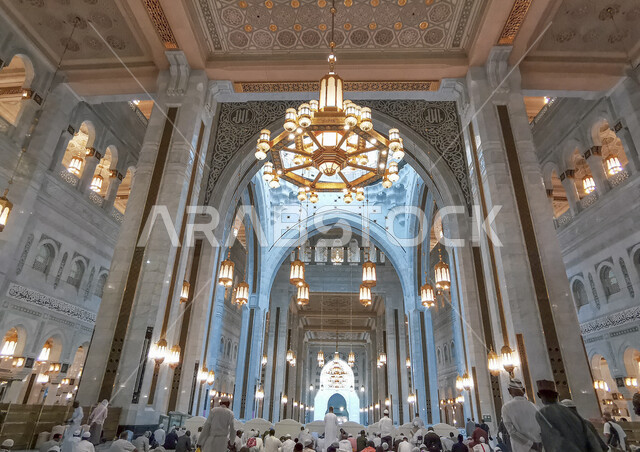 الثريات المتميزة في توسعة الملك عبدالله للحرم المكي الشريف، الزخارف الجبسيه الاسلاميه الفاخره على الأسقف، مجموعة من المسلمين يجلسون داخل المسجد الحرام في مكة المكرمة في المملكة العربية السعودية، معالم واماكن دينيه مقدسة, مفهوم العبادة و التقرب الى الله تعالى