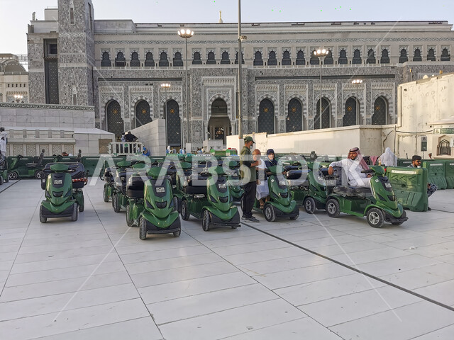 تسهيل الحركة والتنقل على ضيوف الرحمن، تأجير عربات جولف صديقة للبيئة تعمل بالبطاريات للحجاج خارج المسجد الحرام في مكة المكرمة، أداء مناسك الحج والعمرة ، معالم وأماكن دينية إسلامية مقدسة بالمملكة العربية السعودية