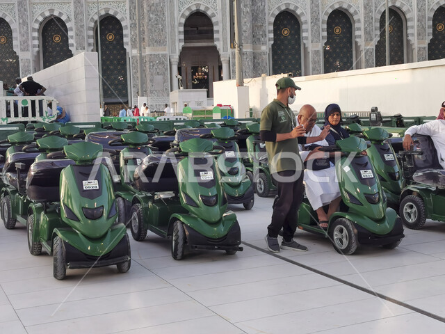 تسهيل الحركة والتنقل على ضيوف الرحمن، تأجير عربات جولف صديقة للبيئة تعمل بالبطاريات للحجاج خارج المسجد الحرام في مكة المكرمة، أداء مناسك الحج والعمرة ، معالم وأماكن دينية إسلامية مقدسة بالمملكة العربية السعودية