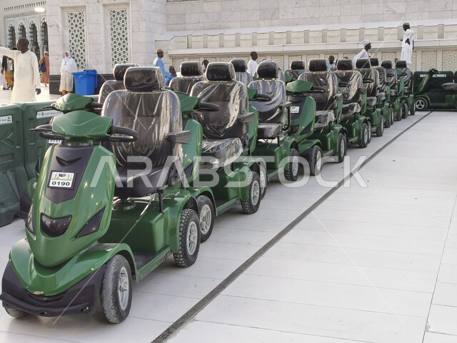 تسهيل الحركة والتنقل على ضيوف الرحمن، تأجير عربات جولف صديقة للبيئة تعمل بالبطاريات للحجاج خارج المسجد الحرام في مكة المكرمة، أداء مناسك الحج والعمرة ، معالم وأماكن دينية إسلامية مقدسة بالمملكة العربية السعودية