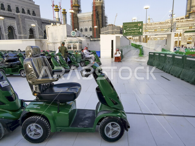 تسهيل الحركة والتنقل على ضيوف الرحمن، تأجير عربات جولف صديقة للبيئة تعمل بالبطاريات للحجاج خارج المسجد الحرام في مكة المكرمة، أداء مناسك الحج والعمرة ، معالم وأماكن دينية إسلامية مقدسة بالمملكة العربية السعودية