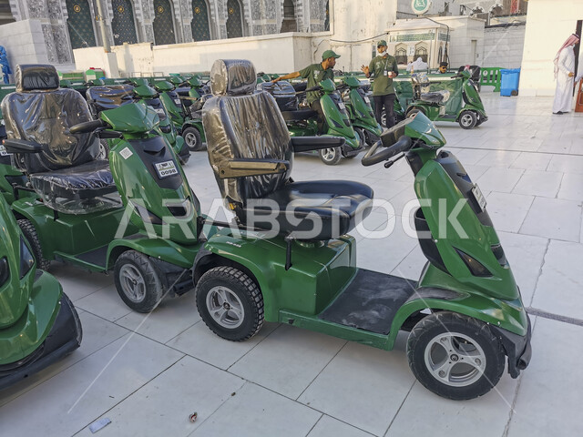 تسهيل الحركة والتنقل على ضيوف الرحمن، تأجير عربات جولف صديقة للبيئة تعمل بالبطاريات للحجاج خارج المسجد الحرام في مكة المكرمة، أداء مناسك الحج والعمرة ، معالم وأماكن دينية إسلامية مقدسة بالمملكة العربية السعودية