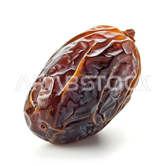 وجبة غذائية عالية الأهمية، صورة مقربة لحبة التمر الطازجة، منتجات ومحاصيل زراعية محلية سعودية وطنية، تمور صحية لذيذة، ضيافة رمضانية شهية، غذاء صحي ومفيد، خلفية بيضاء