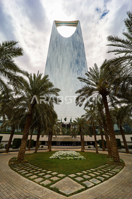 برج المملكة الشهير، النمو والتطور والتقدم العمراني، الاهتمام بزراعة أشجار النخيل، المباني والمعالم التجارية المشهورة في المملكة العربية السعودية، الفن الهندسي المعماري على الطراز المتطور والحديث للأبراج وناطحات السحاب في مدينة الرياض