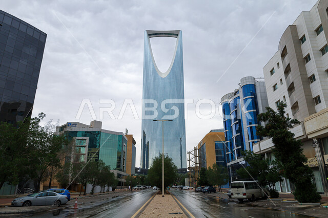 حركة مرور السيارات في الشوارع والطرقات، برج المملكة الشهير، النمو والتطور والتقدم العمراني، المباني والمعالم التجارية المشهورة في المملكة العربية السعودية، الفن الهندسي المعماري على الطراز المتطور والحديث للأبراج وناطحات السحاب في مدينة الرياض