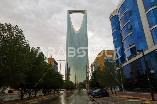 حركة مرور السيارات في الشوارع والطرقات، برج المملكة الشهير، النمو والتطور والتقدم العمراني، المباني والمعالم التجارية المشهورة في المملكة العربية السعودية، الفن الهندسي المعماري على الطراز المتطور والحديث للأبراج وناطحات السحاب في مدينة الرياض