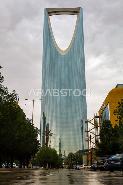 حركة مرور السيارات في الشوارع والطرقات، برج المملكة الشهير، النمو والتطور والتقدم العمراني، المباني والمعالم التجارية المشهورة في المملكة العربية السعودية، الفن الهندسي المعماري على الطراز المتطور والحديث للأبراج وناطحات السحاب في مدينة الرياض