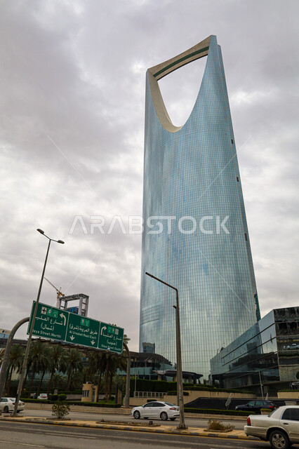 حركة مرور السيارات في الشوارع والطرقات، برج المملكة الشهير، النمو والتطور والتقدم العمراني، المباني والمعالم التجارية المشهورة في المملكة العربية السعودية، الفن الهندسي المعماري على الطراز المتطور والحديث للأبراج وناطحات السحاب في مدينة الرياض