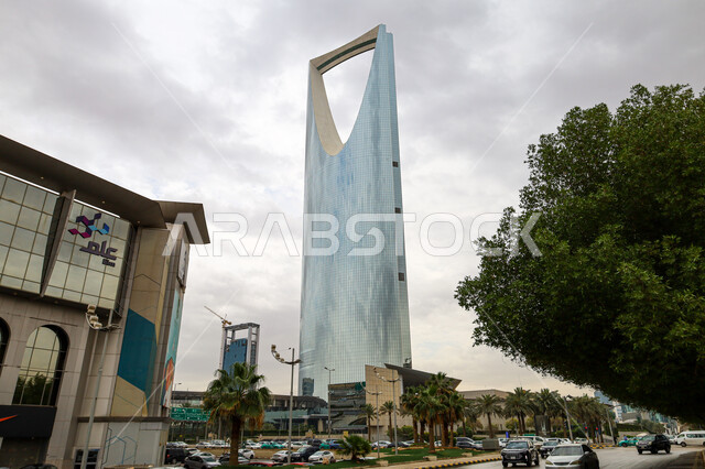 حركة مرور السيارات في الشوارع والطرقات، برج المملكة الشهير، النمو والتطور والتقدم العمراني، المباني والمعالم التجارية المشهورة في المملكة العربية السعودية، الفن الهندسي المعماري على الطراز المتطور والحديث للأبراج وناطحات السحاب في مدينة الرياض