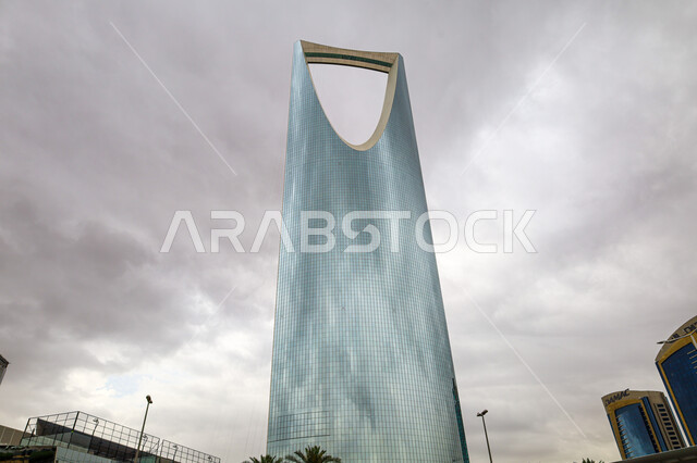 منظر الغيوم في السماء، برج المملكة الشهير، النمو والتطور والتقدم العمراني، المباني والمعالم التجارية المشهورة في المملكة العربية السعودية، الفن الهندسي المعماري على الطراز المتطور والحديث للأبراج وناطحات السحاب في مدينة الرياض