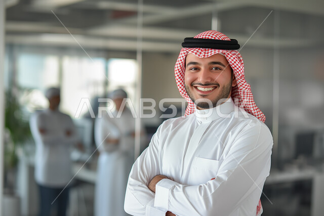 مفهوم الأناقة والإهتمام بالمظهر الخارجي، رجل أعمال عربي خليجي سعودي مبتسم يرتدي الثوب التقليدي والشماغ ينظر الى الكاميرا يقف باستقامة وايدي متقاطعة، مهن ووظائف ادارية سعودية، توضيح مهام العمل واستراتيجيات الشركة