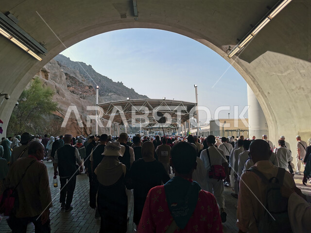 مجموعة من الحجاج في مكة المكرمة في أيام موسم الحج 2024, الوقوف على جبل عرفات، آداء المناسك في مشعر منى و رمي الجمرات, العباده و التقرب الى الله