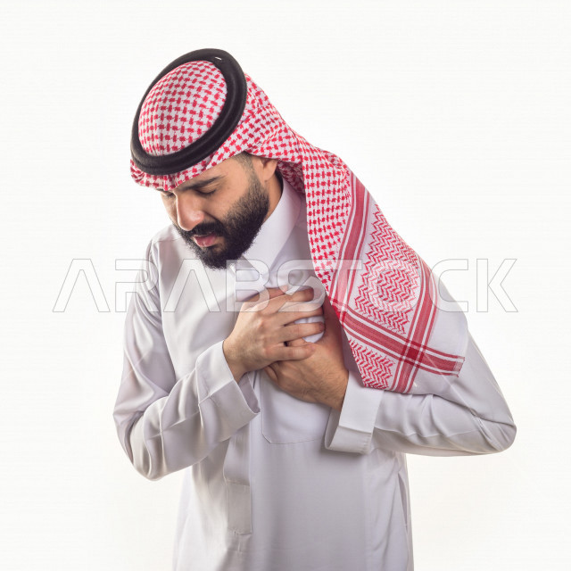 بورتريه لرجل سعودي خليجي مريض بإيماءات الوجه و اليدين التي تدل على الألم والمعاناه ، خلفية بيضاء