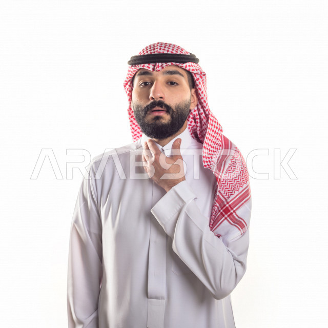 بورتريه لرجل سعودي خليجي مريض بإيماءات الوجه و اليدين التي تدل على الألم والمعاناه ، خلفية بيضاء
