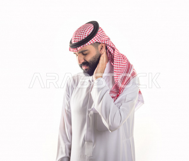 بورتريه لرجل سعودي خليجي يعاني من التهابات الاذن ،بإيماءات الوجه و اليدين التي تدل على الألم والمعاناه ، خلفية بيضاء