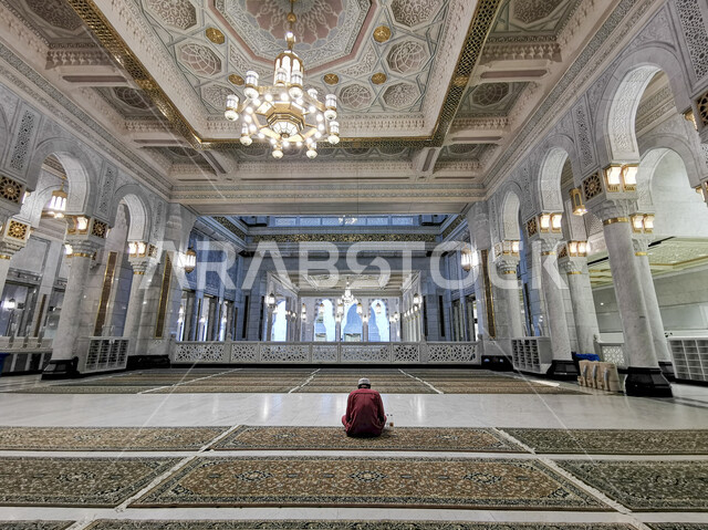 الديكورات والتصاميم الداخلية للمسجد الحرام في مكة المكرمة، اماكن دينيه مقدسة في المملكة العربية السعودية, الزخارف الجبسيه الاسلاميه الفاخره على الأسقف، رجل عربي خليجي سعودي يجلس في توسعة الملك عبدالله في الحرم المكي الشريف