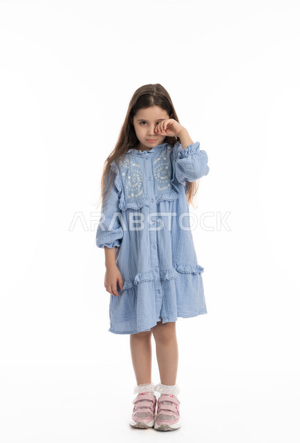 الندم على شيء ما و الرغبة بالبكاء، الشعور بالنعس والتعب, بورتريه لفتاة عربية اماراتية خليجية  بحركات وجه ويدين تدل على الشعور بالخيبه و الحزن والإحباط, بنت سعودية ترتدي الفستان تشعر بالحسرة والخذلان, صورة الجسم بالكامل، خلفية بيضاء