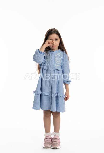 الندم على شيء ما و الرغبة بالبكاء، الشعور بالنعس والتعب, بورتريه لفتاة عربية اماراتية خليجية  بحركات وجه ويدين تدل على الشعور بالخيبه و الحزن والإحباط, بنت سعودية ترتدي الفستان تشعر بالحسرة والخذلان, صورة الجسم بالكامل، خلفية بيضاء