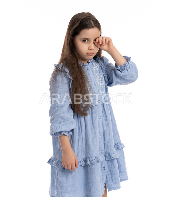 الشعور بالنعس والتعب , الندم على شيء ما و الرغبة بالبكاء, بورتريه مقرب لفتاة عربية اماراتية خليجية  بحركات وجه ويدين تدل على الشعور بالخيبه و الحزن والإحباط, بنت سعودية ترتدي الفستان تشعر بالحسرة والخذلان, خلفية بيضاء