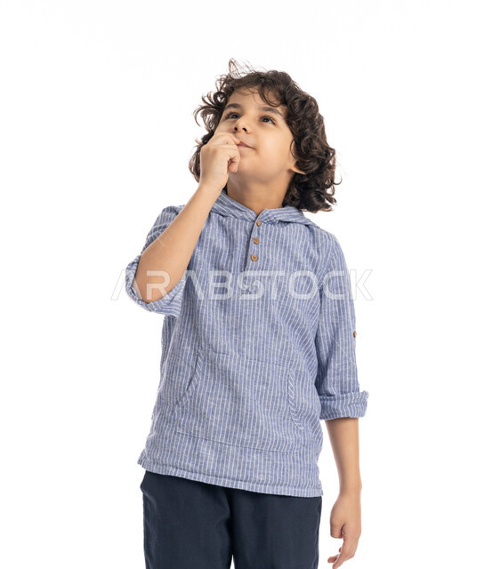 التمعن والتركيز لإيجاد حل لمشكلة، بورتريه مقرب لولد عربي اماراتي خليجي يرتدي الزي الكاجوال يضع يده على وجهه بإيماءات على التفكير بشيء ما, صبي سعودي يقوم بالتأمل والتخطيط للمستقبل, خلفية بيضاء