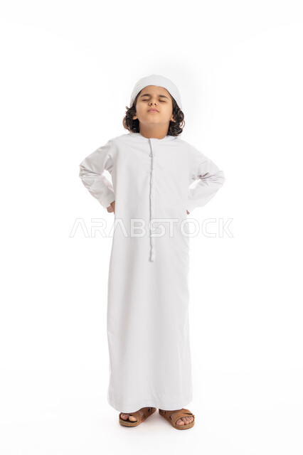 الإحساس بالمرض  ووجع العظام والعضلات, بورتريه لولد عربي اماراتي سعودي يرتدي العمامة والكندورة, يضع يديه على ظهره بإيماءات تدل على الشعور بالألم، فتى سعودي يعاني من التعب والإرهاق و الحاجه للعلاج, طلب المساعده للذهاب الى الطبيب, صورة الجسم بالكامل، خلفية بيضاء