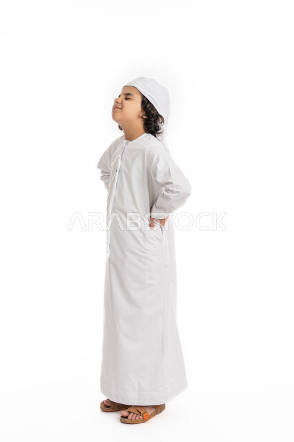 الإحساس بالمرض  ووجع العظام والعضلات, بورتريه لولد عربي اماراتي سعودي يرتدي العمامة والكندورة, يضع يديه على ظهره بإيماءات تدل على الشعور بالألم، فتى سعودي يعاني من التعب والإرهاق و الحاجه للعلاج, طلب المساعده للذهاب الى الطبيب, صورة الجسم بالكامل، خلفية بيضاء