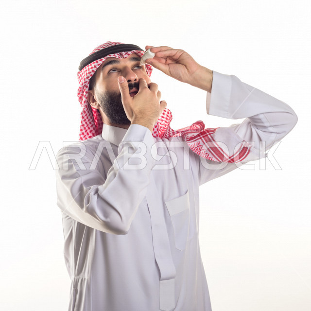 بورتريه رجل عربي سعودي خليجي يعاني من مشاكل صحية في عينه ، علاج العين باستخدام قطرة معالجة ،  احمرار و وجع العيون ، مشاكل صحية ، حالات مرضية ، خلية بيضاء
