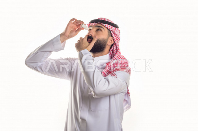 بورتريه رجل عربي سعودي خليجي يعاني من مشاكل صحية في عينه ، علاج العين باستخدام قطرة معالجة ،  احمرار و وجع العيون ، مشاكل صحية ، حالات مرضية ، خلية بيضاء