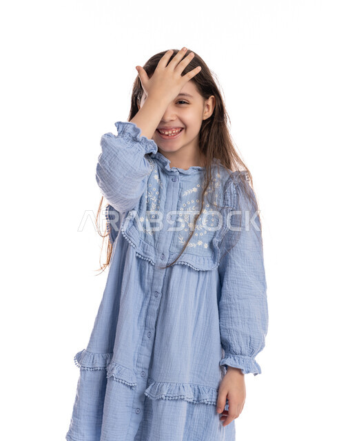 التفكير في شيء ما, طلب المساعده للذهاب الى الطبيب، بورتريه مقرب لفتاة عربيه اماراتية خليجيه تضع يديها على رأسها بايماءات الشعور بالصداع، الإحساس بالمرض و التعب والإرهاق, بنت سعودية ترتدي الفستان بحاجه للعلاج والدواء, خلفية بيضاء