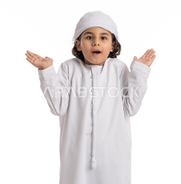 الجهل بالأسباب وقلة العلم, عدم المعرفه والإنكار, فتى سعودي يقوم بالإستفهام عن شيء ما، بورتريه مقرب لولد عربي خليجي إماراتي يرتدي العمامة والكندورة بإيماءات يدين تعبر عن قول لا أعلم, خلفية بيضاء