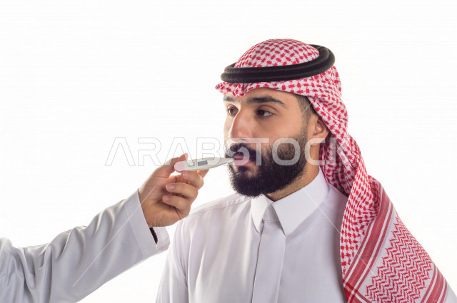 بورتريه لشاب سعودي خليجي يعاني من حمى شديدة ، ،ارتفاع درجات الحرارة ، جهاز قياس درجات الحرارة ، حالة مرضية ،  خلفية بيضاء