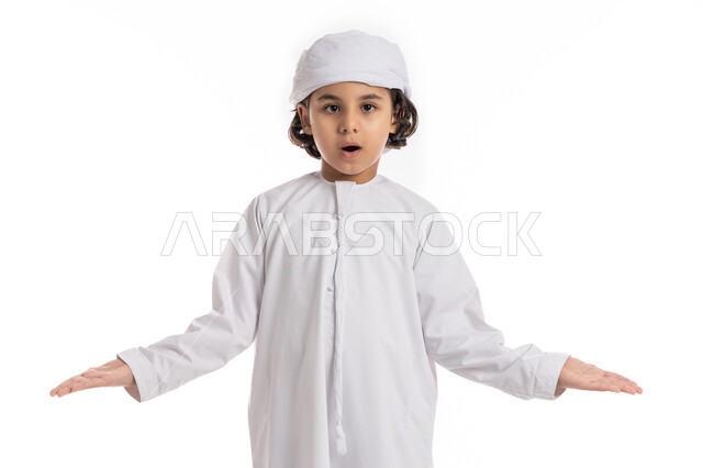 عدم المعرفه والإنكار, الجهل بالأسباب وقلة العلم, فتى سعودي يقوم بالإستفهام عن شيء ما، بورتريه مقرب لولد عربي خليجي إماراتي يرتدي العمامة والكندورة بإيماءات يدين تعبر عن قول لا أعلم, خلفية بيضاء