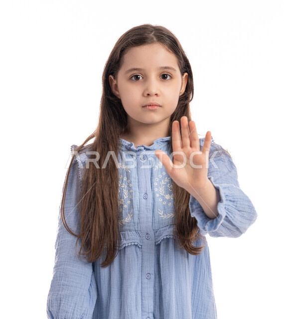 إيماءات يدين تدل على الأمر بالتوقف عن فعل شيء ما و النهي عنه, بنت سعودية ترتدي الفستان و تشعر بالإنزعاج و الرفض والإمتناع، الصمت والتوقف عن الكلام، بورتريه مقرب لفتاة عربية اماراتية خليجية ترفع كفها للأعلى, خلفية بيضاء