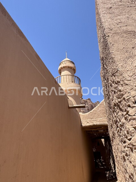 الفن الهندسي المعماري من الطوب الطيني لمسجد في البلدة القديمة في العلا، المناطق السياحية الشعبية في المملكة العربية السعودية، معالم دينية إسلامية لأداء العبادات والتقرب إلى الله تعالى، التشكيلات الصخرية للجبال والمرتفعات