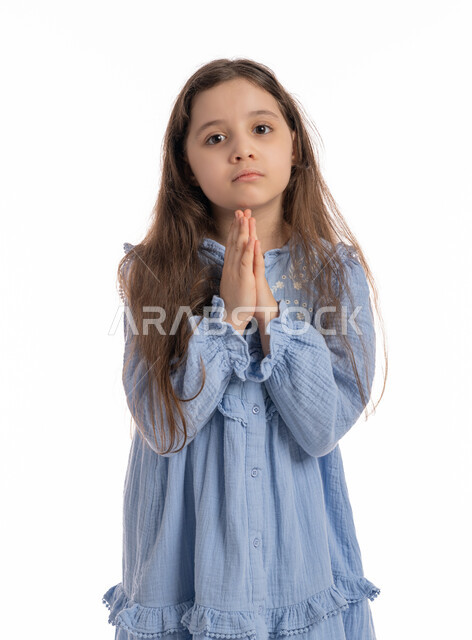 طلب العون والترجي, تعابير وايماءات الامتنان والشكر، الدعاء والتضرع الى الله, بورتريه مقرب لفتاة عربيه اماراتية خليجية ترتدي الفستان ترغب في تحقيق الأمنيات, بنت سعودية تطلب المغفره من الله عز وجل، خلفية بيضاء